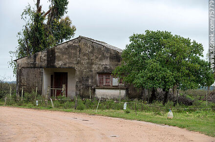 Casa frente a la antigua estación de trenes Elías Regules - Departamento de Durazno - URUGUAY. Foto No. 75779