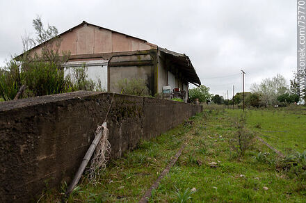 Antigua estación de trenes Elías Regules. Andén del galpón de carga - Departamento de Durazno - URUGUAY. Foto No. 75770