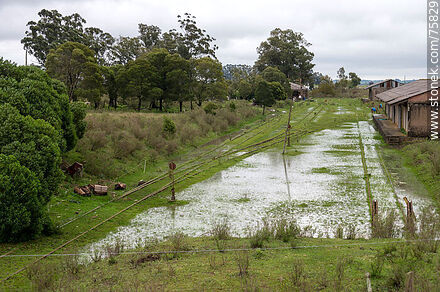 Vias inundadas de agua de lluvia. Galpones de carga de la estación de trenes Puntas de Herrera - Departamento de Durazno - URUGUAY. Foto No. 75829