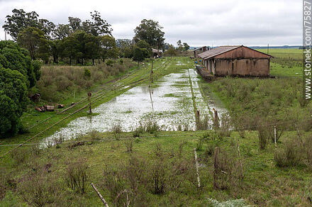 Vias inundadas de agua de lluvia. Galpones de carga de la estación de trenes Puntas de Herrera - Departamento de Durazno - URUGUAY. Foto No. 75827