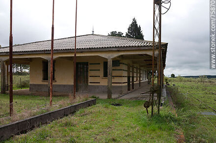 Estación Chileno que funciona como policlínica. Mástiles - Departamento de Durazno - URUGUAY. Foto No. 75870