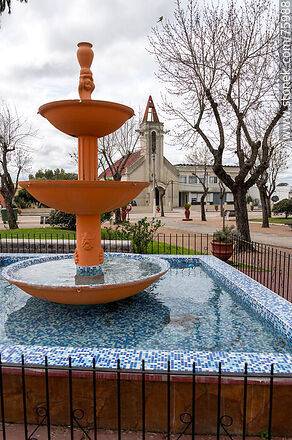 Plaza de Casupá. Fuente e iglesia Ma. Auxiliadora - Departamento de Florida - URUGUAY. Foto No. 75988