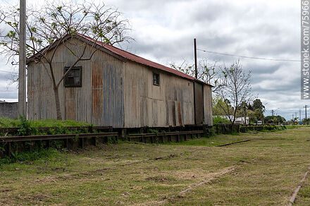 Estación de ferrocarril de Casupá. Galpón para los vagones de carga - Departamento de Florida - URUGUAY. Foto No. 75966