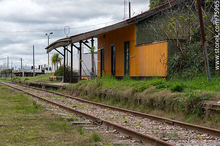 Estación de ferrocarril de Casupá. Andén de la estación - Departamento de Florida - URUGUAY. Foto No. 75965