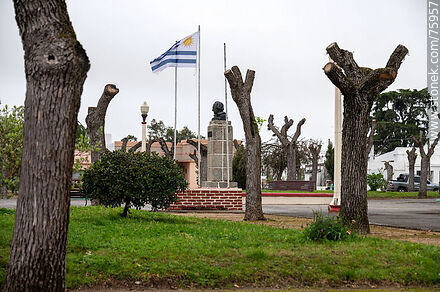 Busto a Artigas y bandera uruguaya flameando - Departamento de Florida - URUGUAY. Foto No. 75957