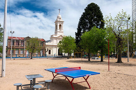 Plaza de Deportes y la Parroquia Nuestra Señora del Pilar - Departamento de Florida - URUGUAY. Foto No. 76093
