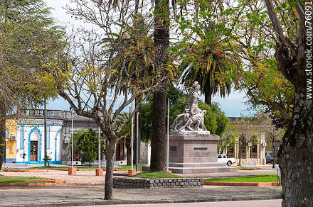 Plaza Gallinal. Monumento a la batalla de Sarandí - Departamento de Florida - URUGUAY. Foto No. 76091