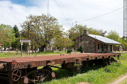 Estación de ferrocarril de Sarandí Grande. Vagón chata frente a la estación - Departamento de Florida - URUGUAY. Foto No. 76061