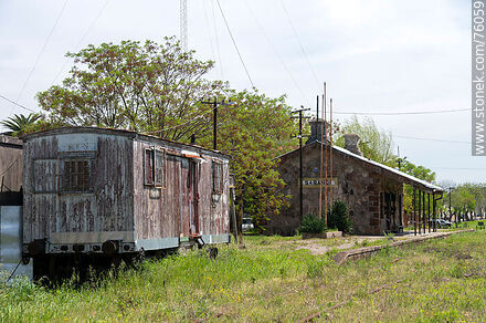 Estación de ferrocarril de Sarandí Grande. Viejo vagón de AFE de madera - Departamento de Florida - URUGUAY. Foto No. 76059