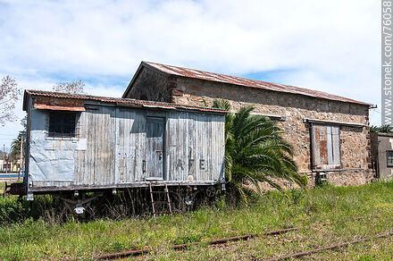 Estación de ferrocarril de Sarandí Grande. Viejo vagón de AFE de madera - Departamento de Florida - URUGUAY. Foto No. 76058