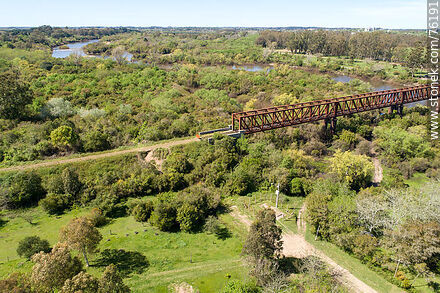 Vista aérea del puente ferroviario que cruza el río Yí desde Santa Bernardina a Durazno capital - Departamento de Durazno - URUGUAY. Foto No. 76191
