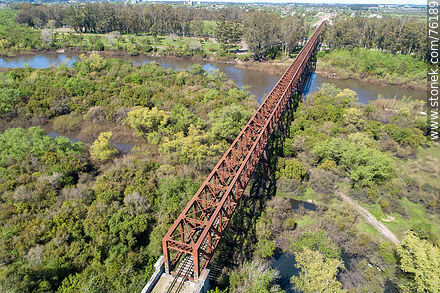 Vista aérea del puente ferroviario que cruza el río Yí desde Santa Bernardina a Durazno capital - Departamento de Durazno - URUGUAY. Foto No. 76189