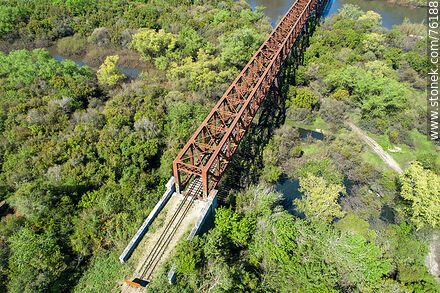 Vista aérea del puente ferroviario que cruza el río Yí desde Santa Bernardina a Durazno capital - Departamento de Durazno - URUGUAY. Foto No. 76188