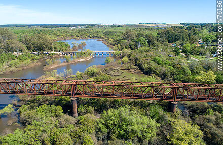 Vista aérea del puente ferroviario y el Puente Viejo sobre el río Yí - Departamento de Durazno - URUGUAY. Foto No. 76186