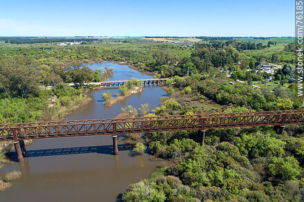 Vista aérea del puente ferroviario y el Puente Viejo sobre el río Yí - Departamento de Durazno - URUGUAY. Foto No. 76185