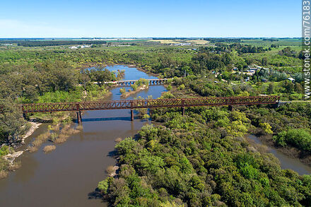Vista aérea del puente ferroviario y el Puente Viejo sobre el río Yí - Departamento de Durazno - URUGUAY. Foto No. 76183