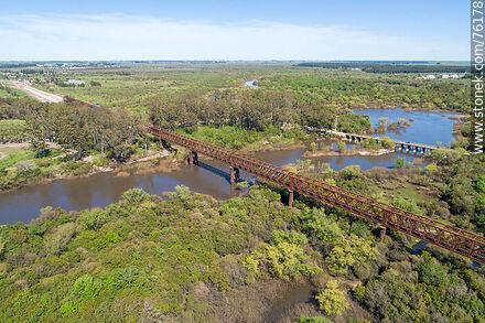 Vista aérea del puente ferroviario y el Puente Viejo sobre el río Yí - Departamento de Durazno - URUGUAY. Foto No. 76178