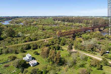 Vista aérea del puente ferroviario que cruza el río Yí desde Santa Bernardina a Durazno capital - Departamento de Durazno - URUGUAY. Foto No. 76172