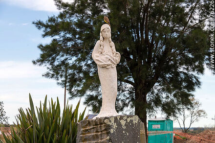 Estatua de madre con bebé. Benteveo - Departamento de Florida - URUGUAY. Foto No. 76226