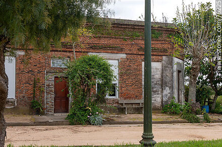 Antigua casa de ladrillo visto - Departamento de Florida - URUGUAY. Foto No. 76225
