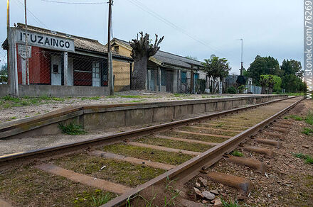 Estación Ituzaingó de ferrocarril. Andén y vías de la estación - Departamento de San José - URUGUAY. Foto No. 76269