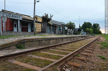 Estación Ituzaingó de ferrocarril. Andén y vías de la estación - Departamento de San José - URUGUAY. Foto No. 76268