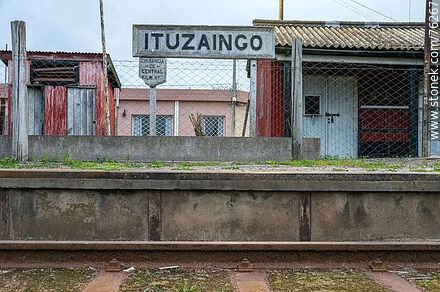 Estación Ituzaingó de ferrocarril. Andén y vías de la estación. Cartel de la estación - Departamento de San José - URUGUAY. Foto No. 76267