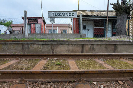 Ituzaingó Railway Station. Platform and tracks of the station. Station sign - San José - URUGUAY. Photo #76266