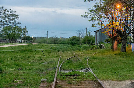 Estación Ituzaingó de ferrocarril. Bifurcación hacia el galpón de cargas - Departamento de San José - URUGUAY. Foto No. 76265