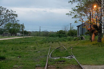 Estación Ituzaingó de ferrocarril. Bifurcación hacia el galpón de cargas - Departamento de San José - URUGUAY. Foto No. 76264