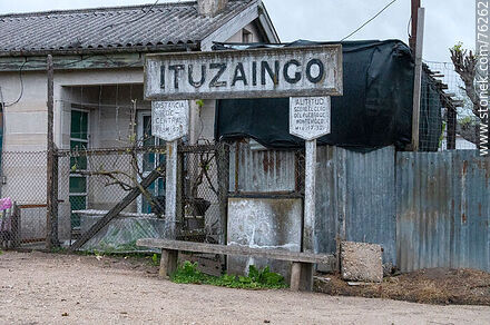 Estación Ituzaingó de ferrocarril. Cartel de la estación - Departamento de San José - URUGUAY. Foto No. 76262