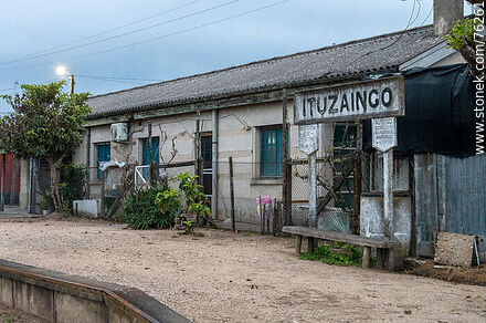 Estación Ituzaingó de ferrocarril. Cartel de la estación - Departamento de San José - URUGUAY. Foto No. 76261