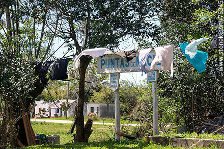 Estación de trenes Puntas de Maciel. Cartel de la estación tapado por ropa secándose - Departamento de Florida - URUGUAY. Foto No. 76345
