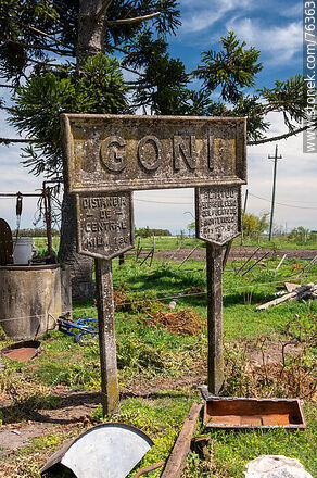 Goñi railroad station before the passage of the UPM train (2021). Station sign - Department of Florida - URUGUAY. Photo #76363