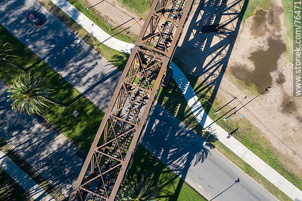 Vista aérea del puente ferroviario reticulado de hierro que cruza el río Yí hacia Santa Bernardina - Departamento de Durazno - URUGUAY. Foto No. 76471
