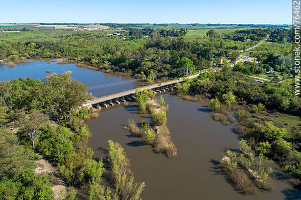 Vista aérea del Puente Viejo que cruza el río Yí hacia Santa Bernardina - Departamento de Durazno - URUGUAY. Foto No. 76462