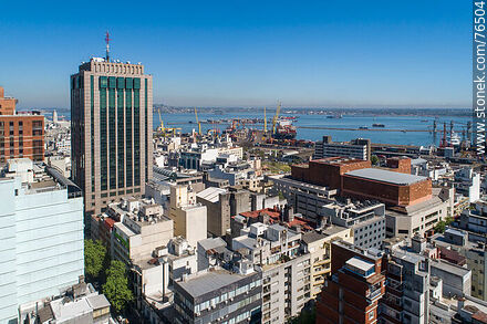 Vista aérea del Hotel Radisson Victoria Plaza, Sala Adela Reta del SODRE y bahía de Montevideo - Departamento de Montevideo - URUGUAY. Foto No. 76504