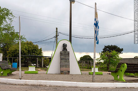 Busto de Artigas en una rotonda - Departamento de Florida - URUGUAY. Foto No. 76505
