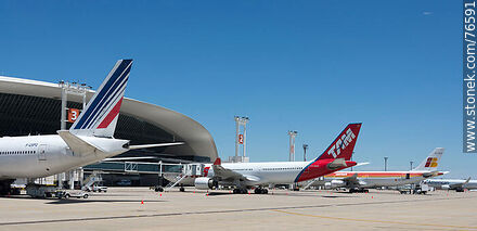 Aviones de TAM, Iberia y Air France - Departamento de Canelones - URUGUAY. Foto No. 76591