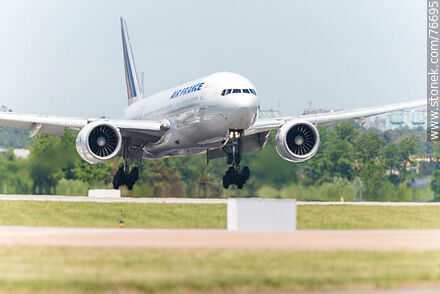 Boeing 777 de Air France aterrizando - Departamento de Canelones - URUGUAY. Foto No. 76695
