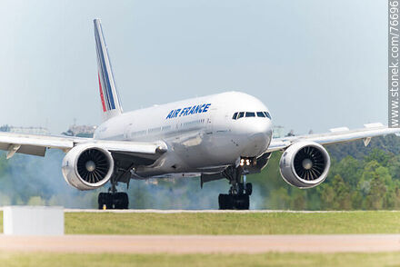 Boeing 777 de Air France aterrizando. Humo por la fricción de las ruedas sobre el hormigón - Departamento de Canelones - URUGUAY. Foto No. 76696