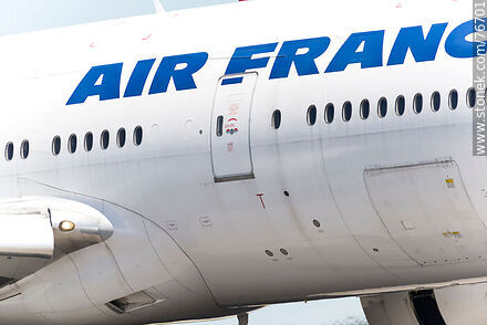 Fuselaje de un Boeing 777 de Air France - KLM, ventanas de la cabina de pasajeros y puerta de acceso - Departamento de Canelones - URUGUAY. Foto No. 76701