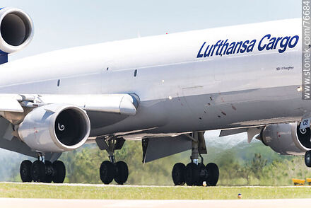 Avión MD-11 Freighter de Lufthansa Cargo aterrizando - Departamento de Canelones - URUGUAY. Foto No. 76684