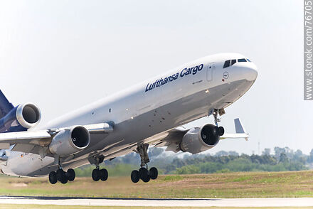 Avión de carga MD-11 Freighter de Lufthansa decolando - Departamento de Canelones - URUGUAY. Foto No. 76705