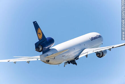 Avión de carga MD-11 Freighter de Lufthansa decolando - Departamento de Canelones - URUGUAY. Foto No. 76709