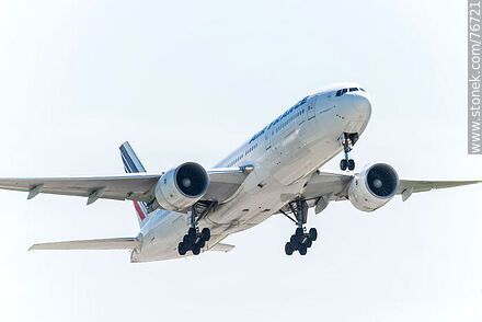 Avión Boeing 777 de Air France decolando - Departamento de Canelones - URUGUAY. Foto No. 76721