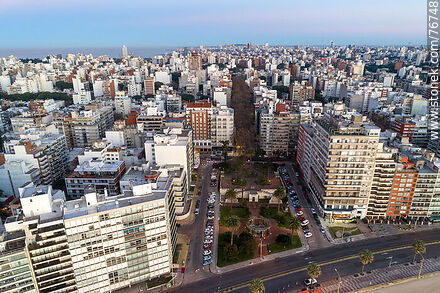 Vista aérea de la Plaza Gomensoro y la calle Jaime Zudáñez al amanecer - Departamento de Montevideo - URUGUAY. Foto No. 76748