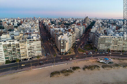 Vista aérea de la rambla Rep. del Perú, Av. Brasil y Bvar. España al amanecer - Departamento de Montevideo - URUGUAY. Foto No. 76750