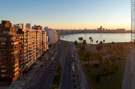Vista aérea de la Rambla Gandhi en Punta Carretas al amanecer - Departamento de Montevideo - URUGUAY. Foto No. 76754