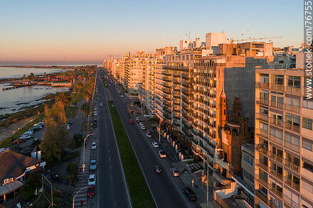 Vista aérea de la Rambla Gandhi en Punta Carretas al amanecer - Departamento de Montevideo - URUGUAY. Foto No. 76755